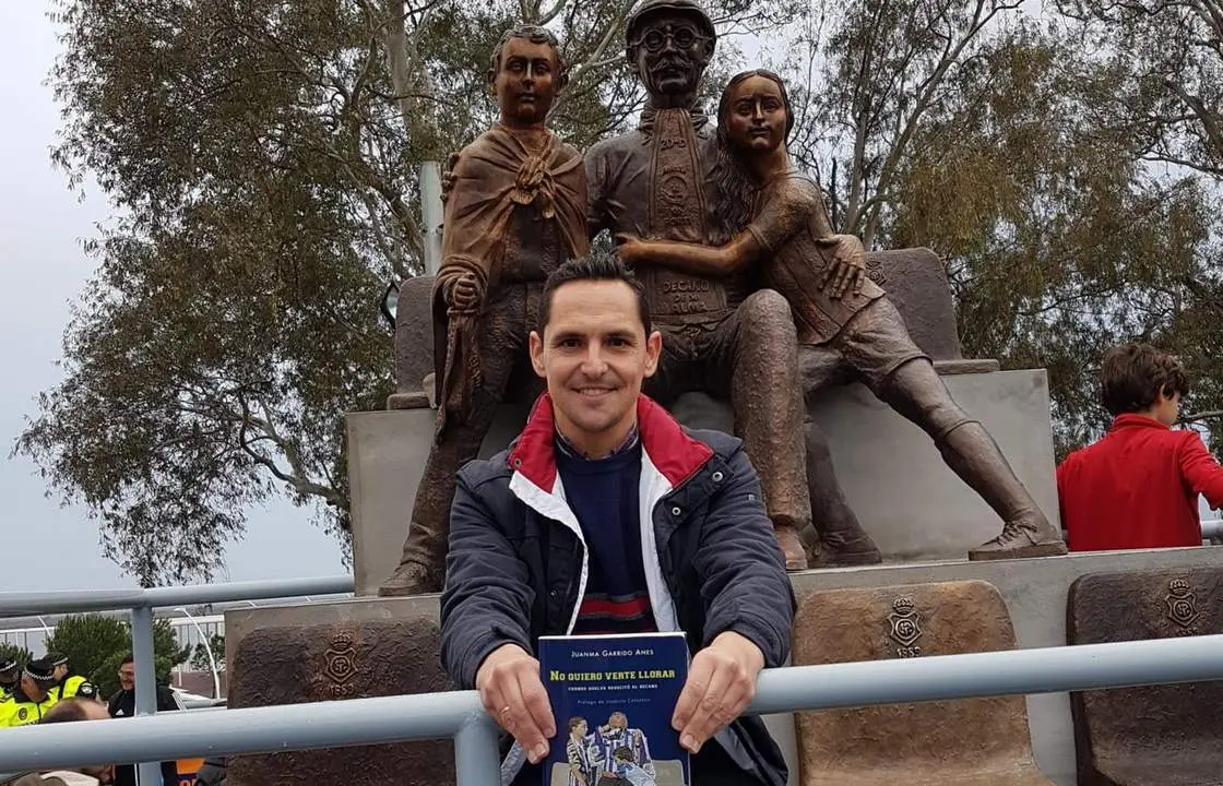 Juanma Garrido Anes ante el Monumento a la Afici&oacute;n. - VH