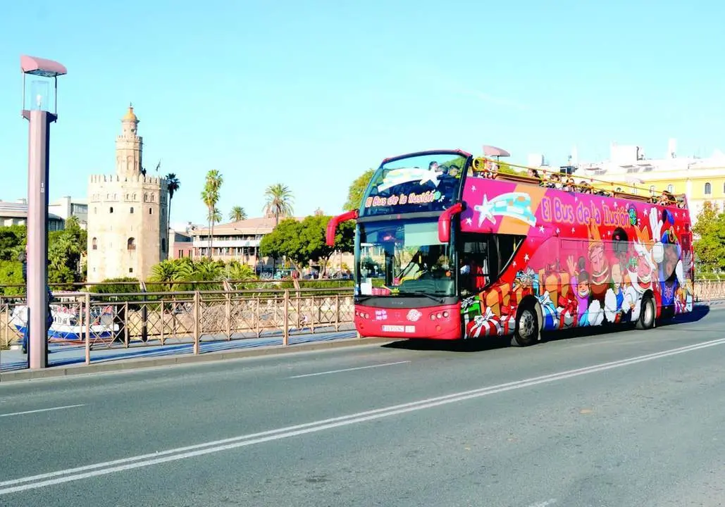 El Bus de la Ilusi&oacute;n, por las calles de Sevilla.  - city-ss