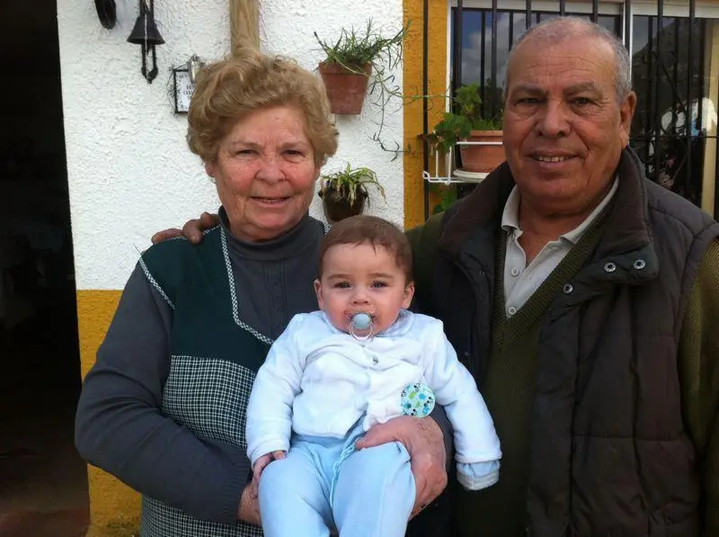 Mis queridos pap&aacute;s. Isabel y Hassan. En medio, uno de mis muchos hijos. - 