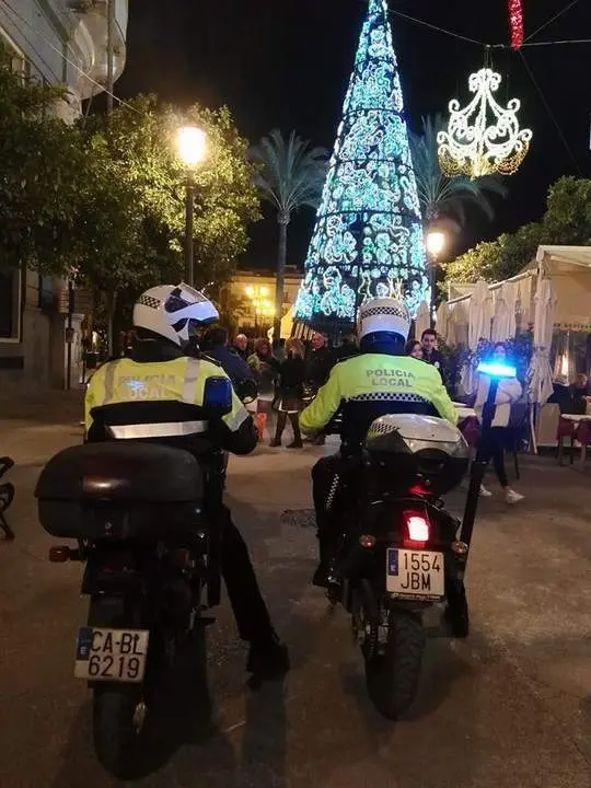 Polic&iacute;as locales patrullando el centro en Navidad - Viva