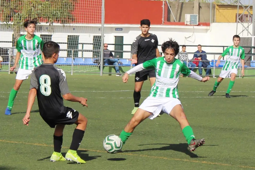 Una acci&oacute;n de este partido entre el infantil A del Atl&eacute;tico Sanluque&ntilde;o y el Betis - Ra&uacute;l J. Bustillos