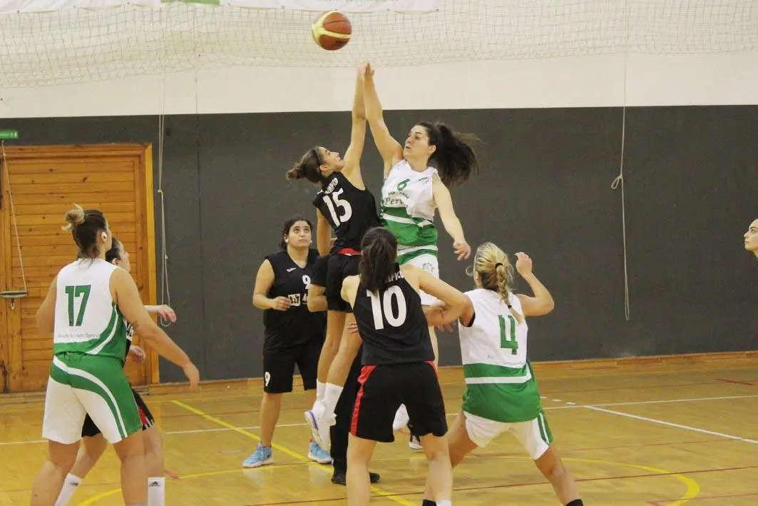 Inma Mu&ntilde;oz en un salto inicial ante el Ol&iacute;mpico - Ra&uacute;l J. Bustillos