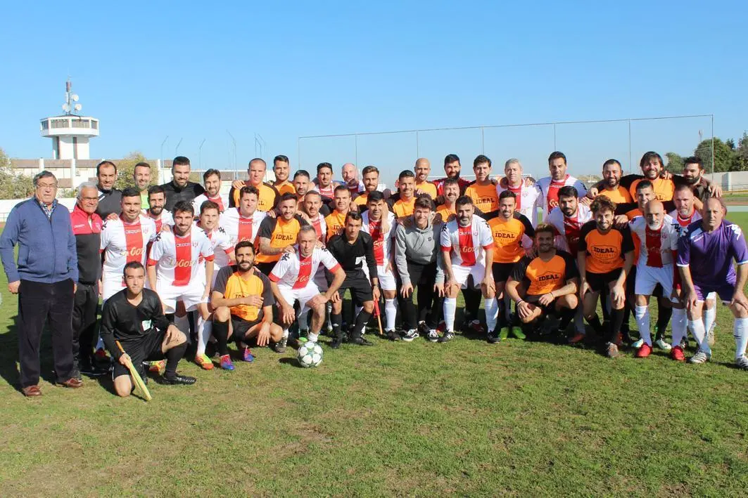 Los dos equipos posaron juntos - Ra&uacute;l J. Bustillos