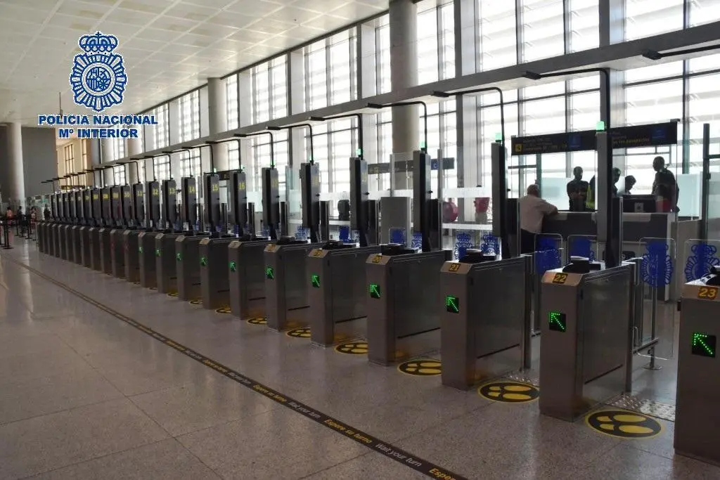 Control policial del aeropuerto de M&aacute;laga. - vm