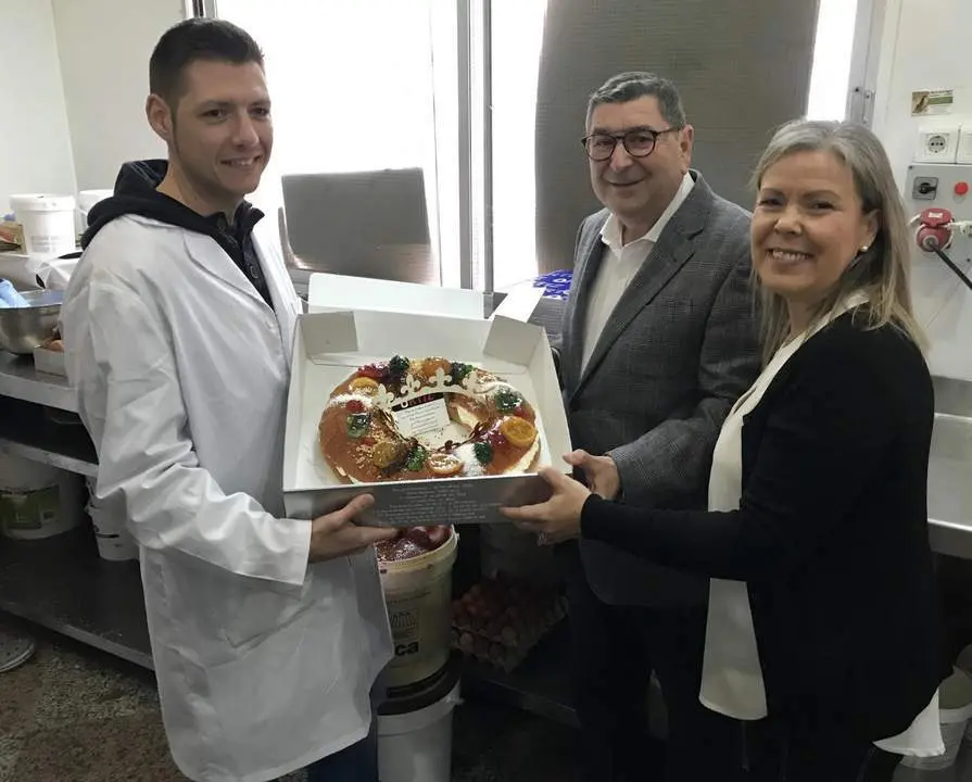 Visita del alcalde y la concejala de Fiestas al obrador que elaborar&aacute; estos 500 roscones. - VM