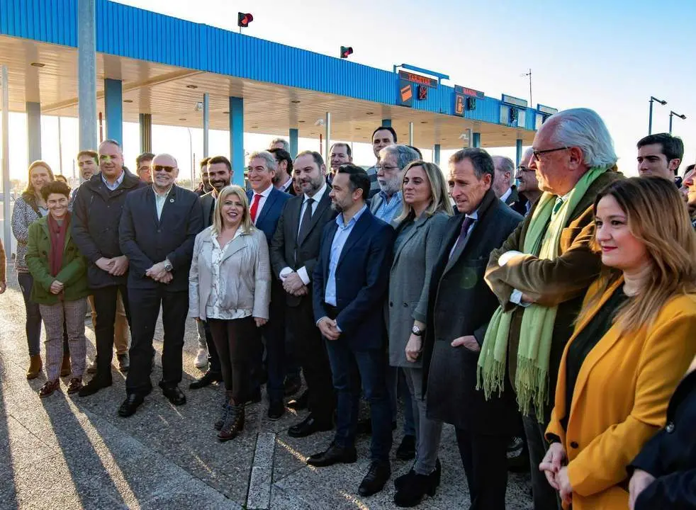 La alcaldesa de Jerez en el peaje junto al ministro &Aacute;balos - Efe
