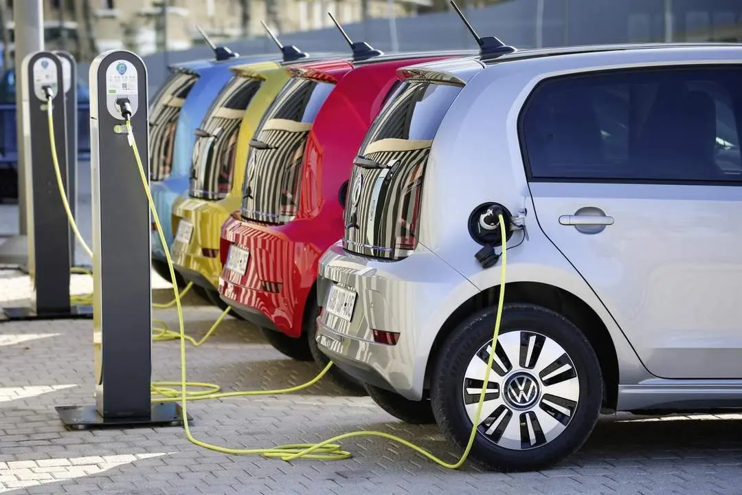 Veh&iacute;culos el&eacute;ctricos cargando. - EFE