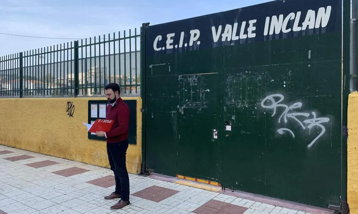Ruiz en el colegio afectado. - VM