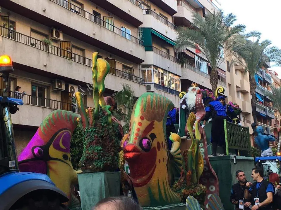 La magia inunda Huelva con el paso de la Cabalgata de los Reyes Magos