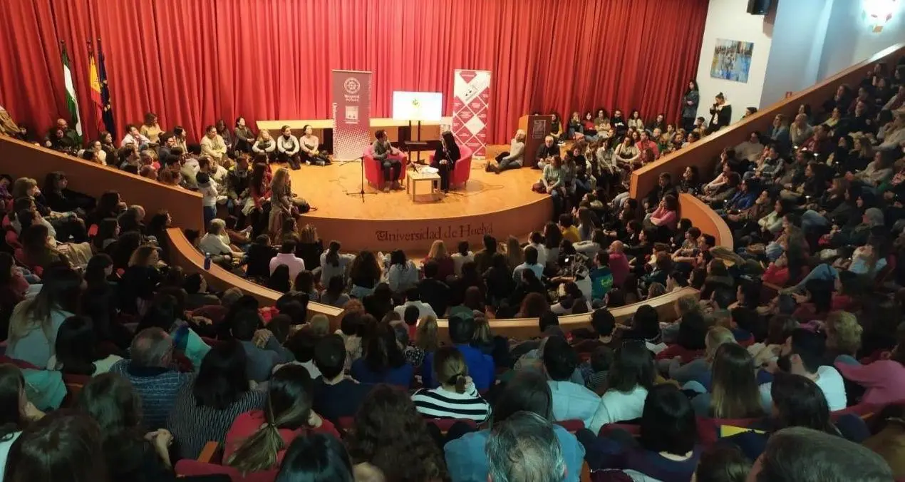 Lleno en la Facultad de Derecho durante la charla de Carlos R&iacute;os. - VH
