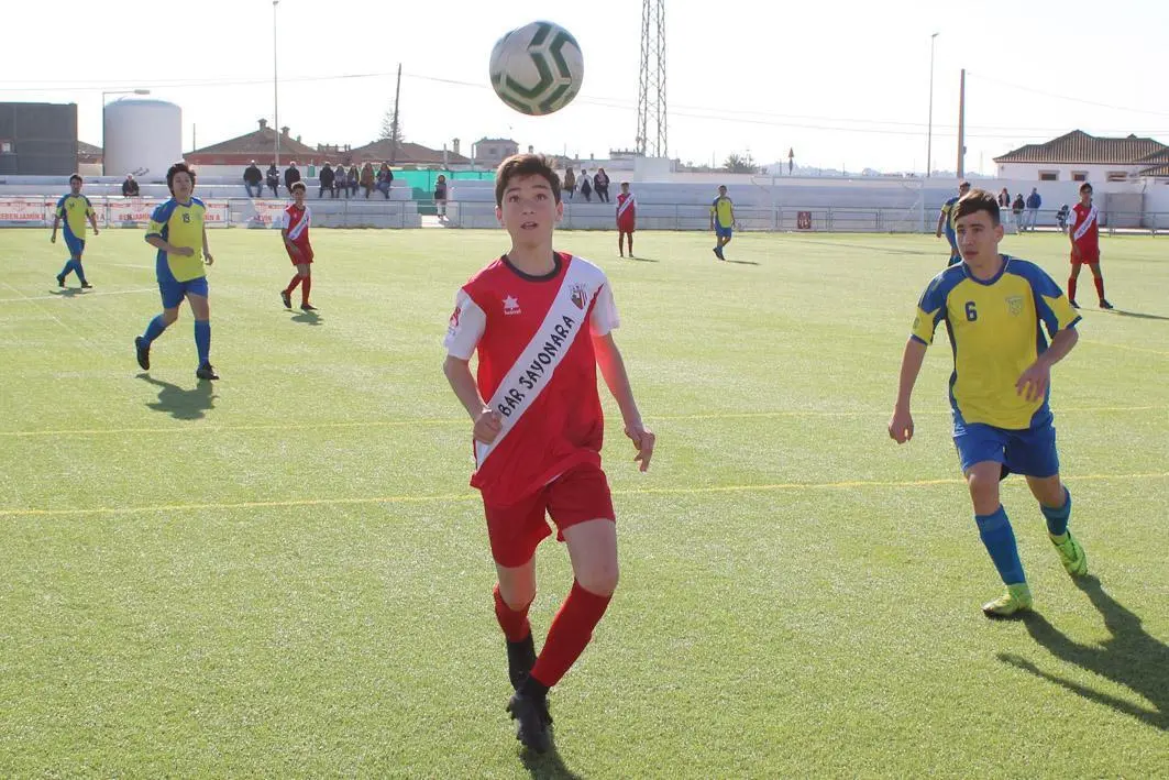 Un jugador de la UD Algaida controla el bal&oacute;n ante la presencia de uno del CD Sanl&uacute;car - Ra&uacute;l J. Bustillos