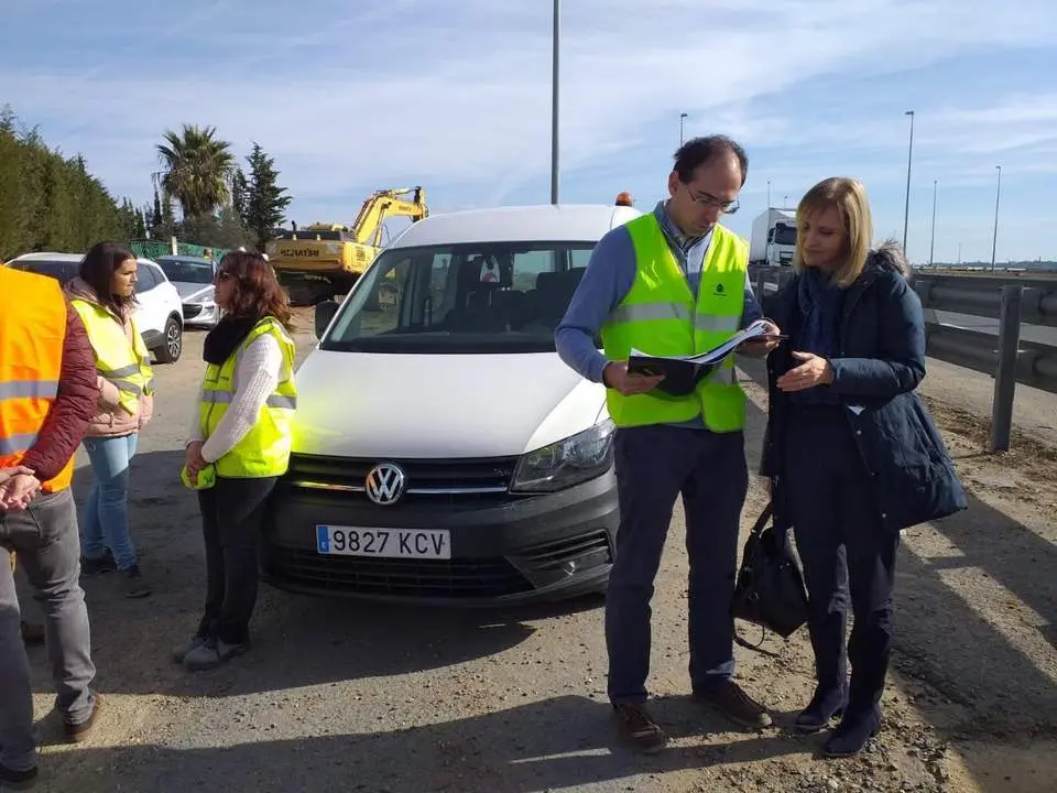 Manuela Parralo visita las obras de los accesos al Chare de Lepe. - VH