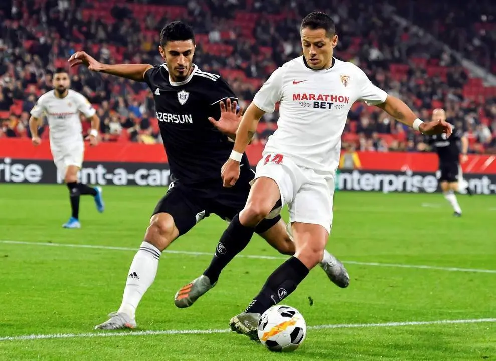 El delantero mexicano, Chicharito, protege el bal&oacute;n ante la presi&oacute;n de un defensa del Qarabag. - efe