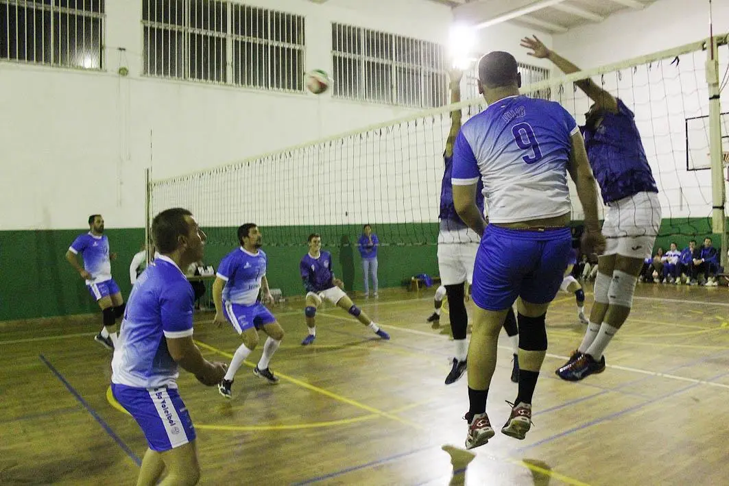 Un ataque del Adesa 80 de Voleibol ante el Rochelambert - Ra&uacute;l J. Bustillos