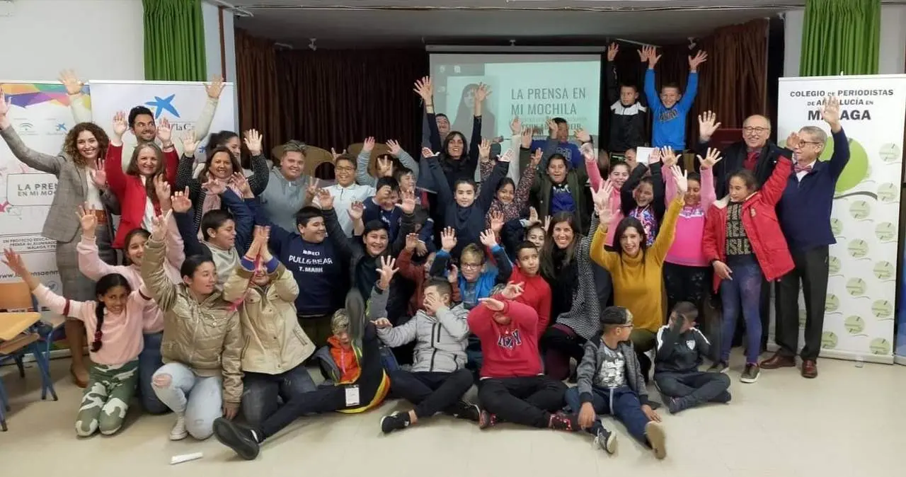 Maysun junto a alumnos del CEIP La Gloria de V&eacute;lez-M&aacute;laga. - VM