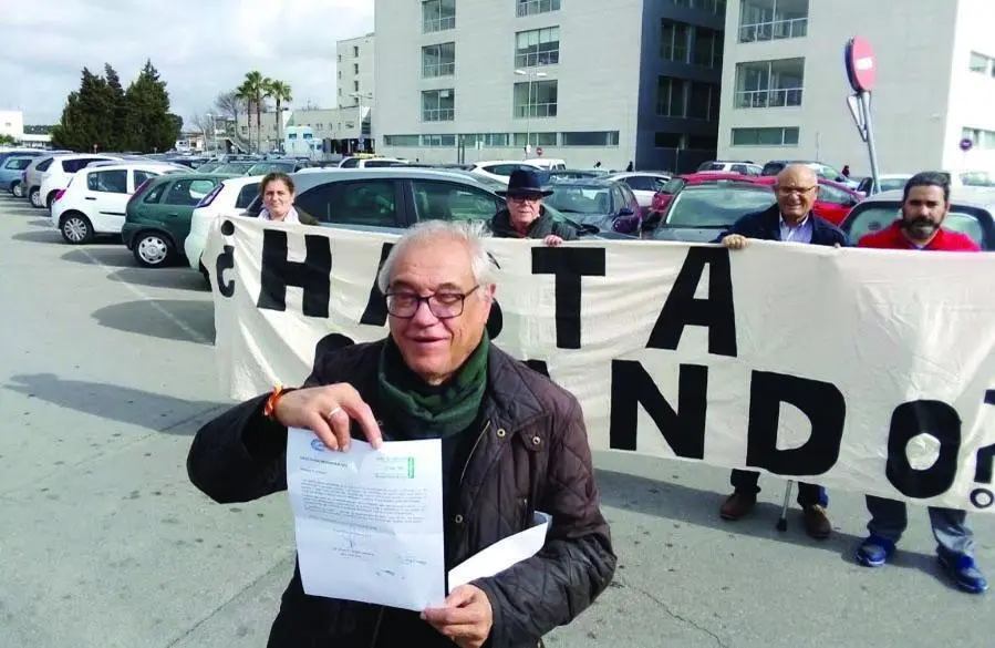 El presidente de La Plazoleta con vecinos en la zona de aparcamientos.  - La Plazoleta