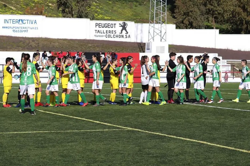 Las sanluque&ntilde;as saludan a las chiclaneras antes del partido - A. I.
