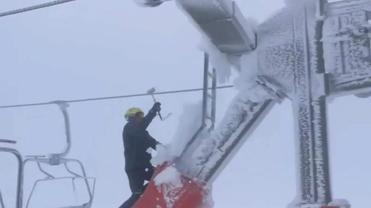 Quitando hielo del remonte. - AI