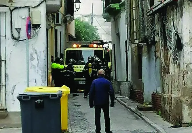 Los bomberos interviniendo.  - Bomberos