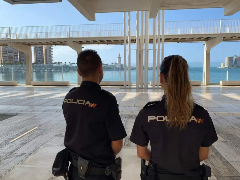 Polic&iacute;as nacionales en M&aacute;laga capital. - vm