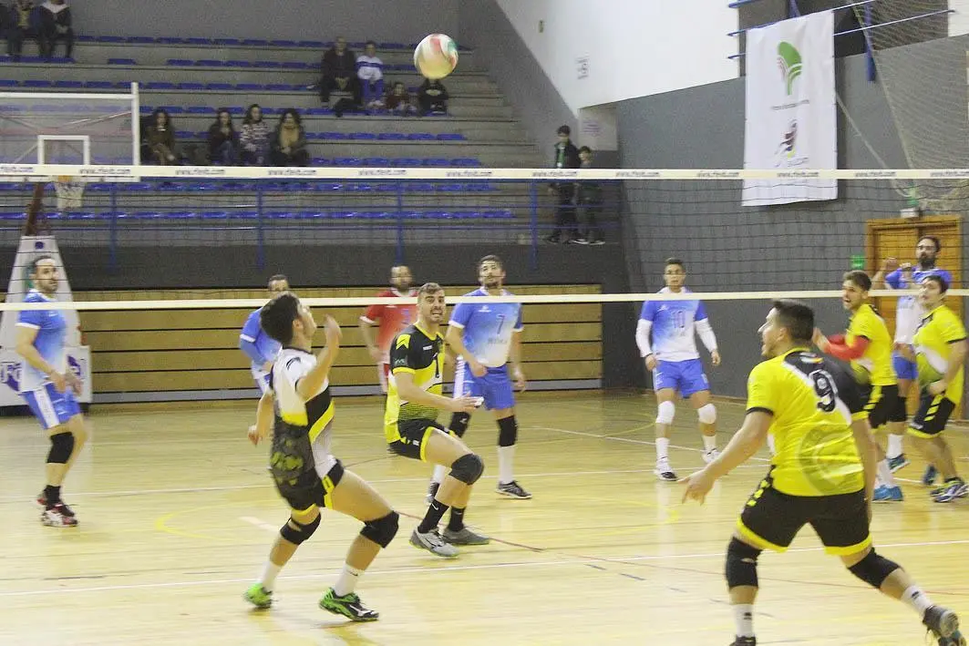 Una acci&oacute;n del partido entre el Adesa 80 de Voleibol y el Amigos C&aacute;diz - Ra&uacute;l J. Bustillos