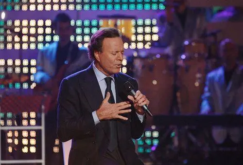 Cita con Julio Iglesias este verano. - EP