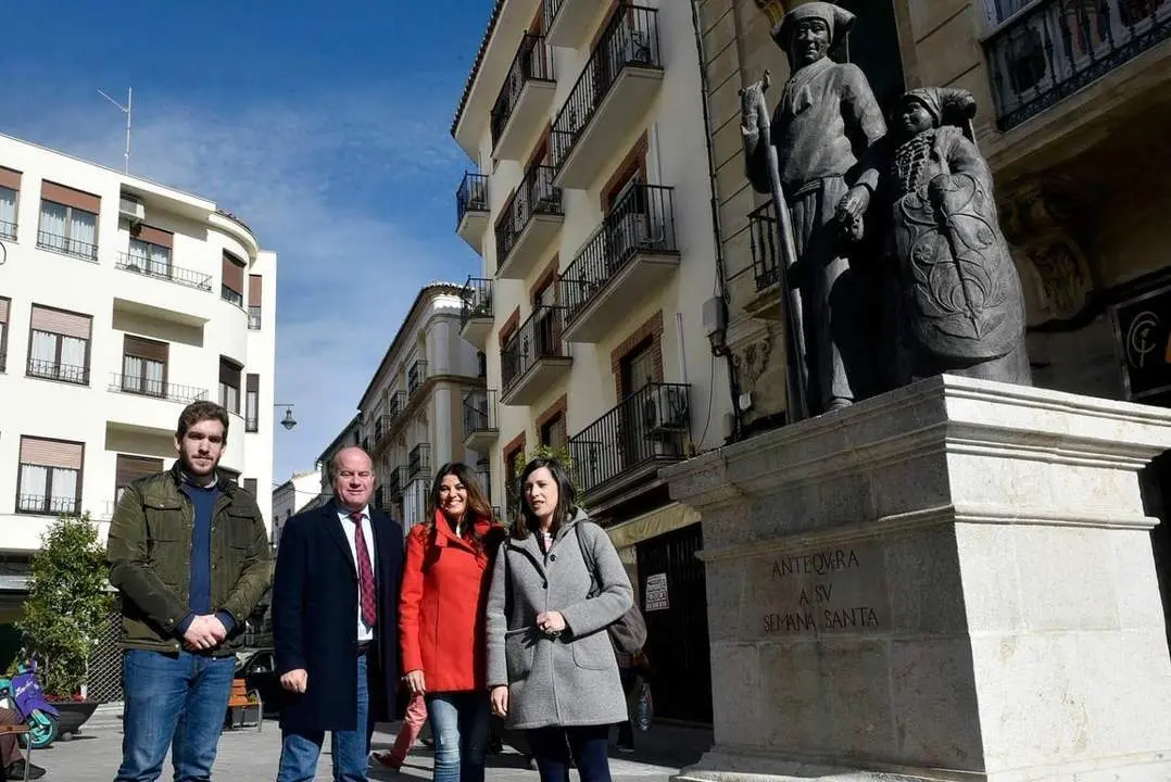 La delegada territorial de Turismo junto con el alcade de Antequera. - AI