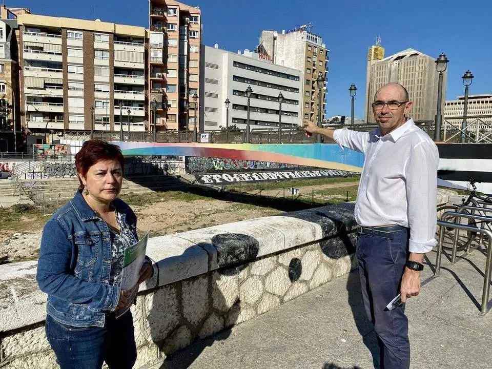 Los ediles de AM junto a la pasarela cerrada. - VM