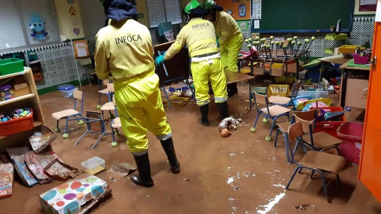 Efectivos del Infoca colaboran en la limpieza del colegio de Campanillas afectado por las inundaciones. - vm