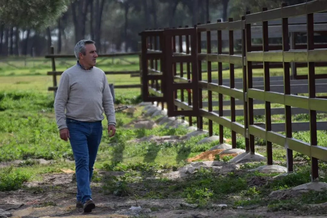 El concejal de Obras y Servicios del Consistorio de Hinojos, Antonio Corchero, visita el nuevo recinto ganadero. - VH
