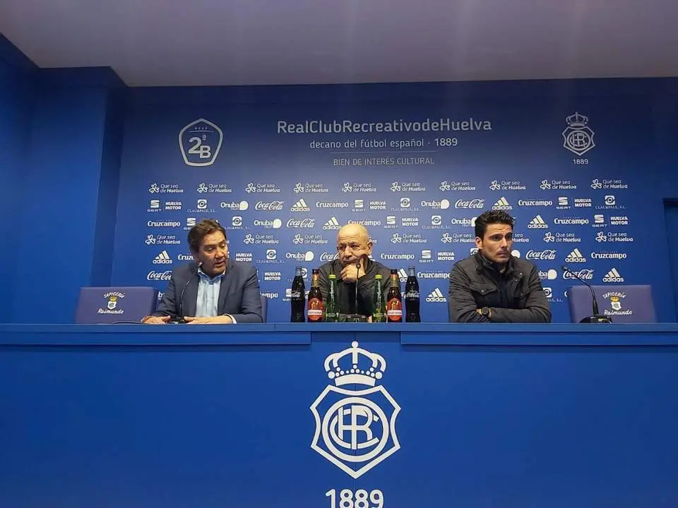 Claudio Barrag&aacute;n presentado como nuevo t&eacute;cnico del Decano junto a Manolo Zambrano y Zamora.  - TENOR
