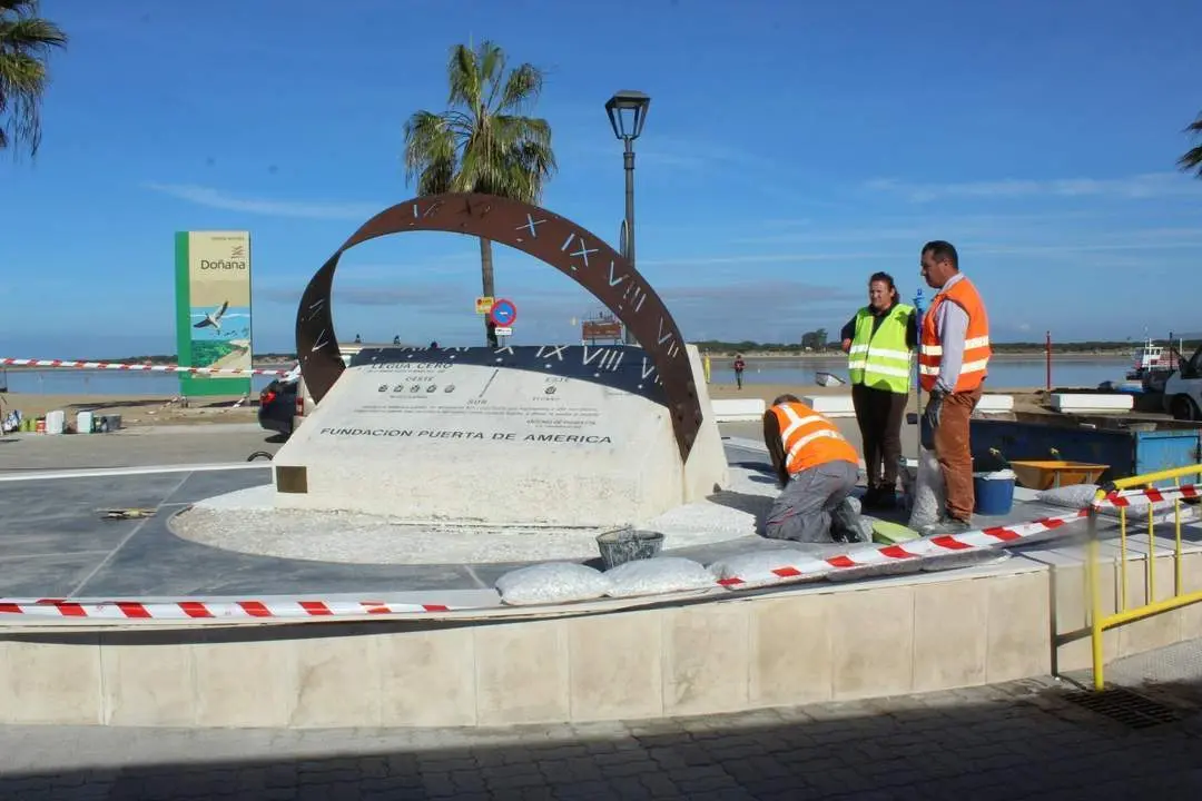 Operarios trabajando ayer junto al reloj ecuatorial de Bajo de Gu&iacute;a. - Ra&uacute;l J. Bustillos