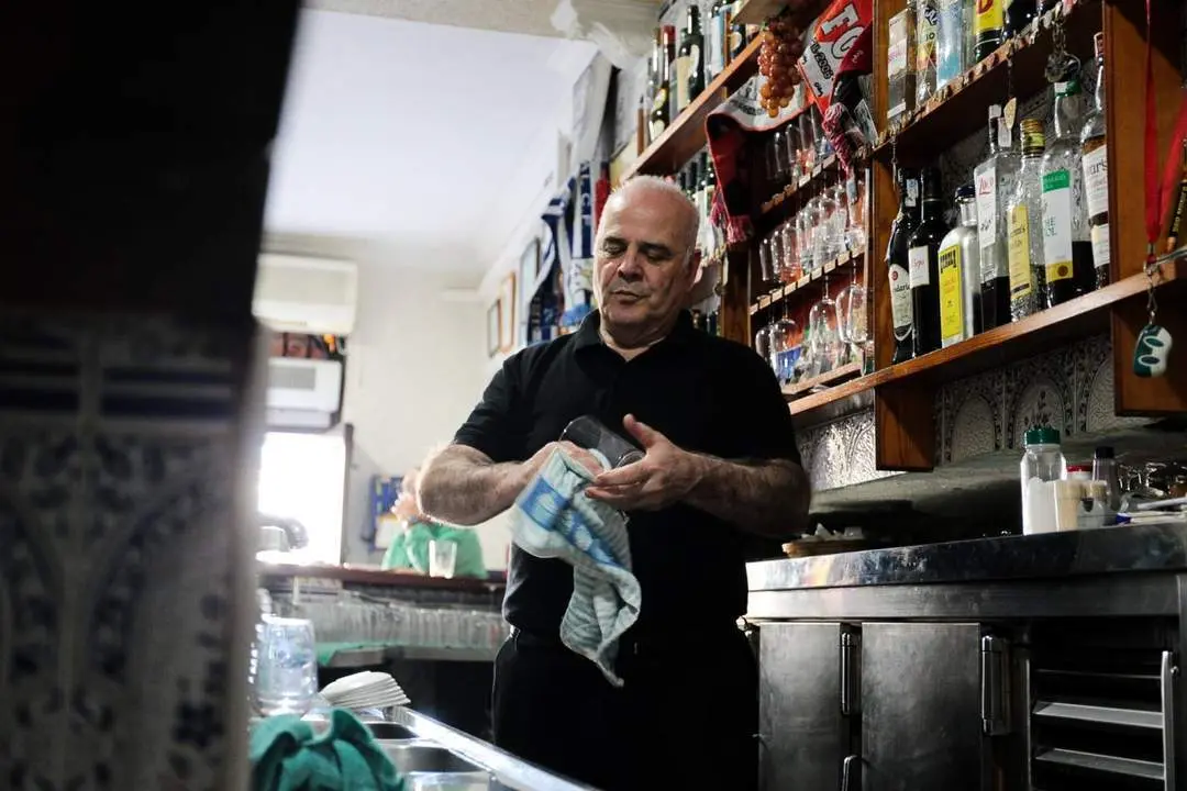 Manolo Ram&iacute;rez, uno de los propietarios de bar M&oacute;nica.  - Oliverio Ruiz