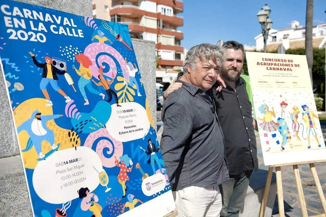 El concejal de Cultura, David Tejeiro (I), posa junto a F&eacute;lix Godoy, presidente de la Asociaci&oacute;n Carnavalera de Torremolinos. - ROHU