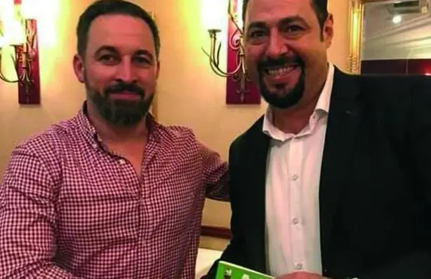 Mart&iacute;nez Ayala, en imagen con Abascal, forma parte de la candidatura alternativa a la actual direcci&oacute;n nacional de Vox.  - A. I.