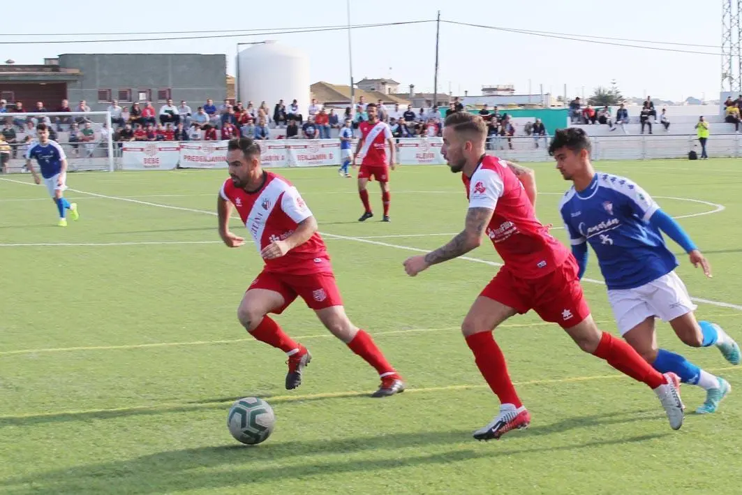 Rober, autor de dos goles, avanza con el bal&oacute;n en esta acci&oacute;n del partido - Ra&uacute;l J. Bustillos