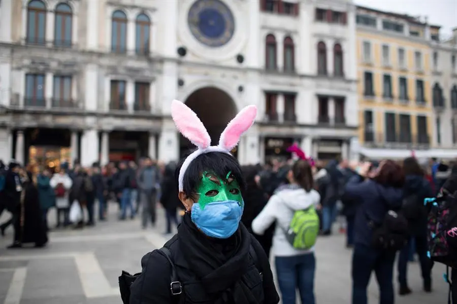Turista con m&aacute;scara en Venecia. - EFE