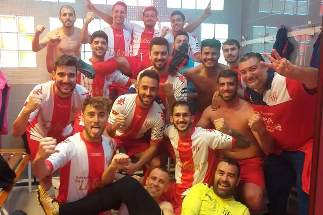 Los jugadores de la Juventud Sanluque&ntilde;a celebran el triunfo - Moy Cantero
