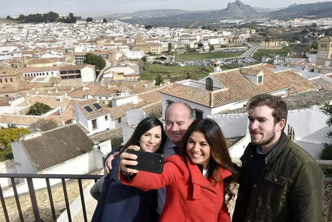 La delegada de Turismo, Nuria Rodr&iacute;guez, haciendo un 'selfie'. - AI