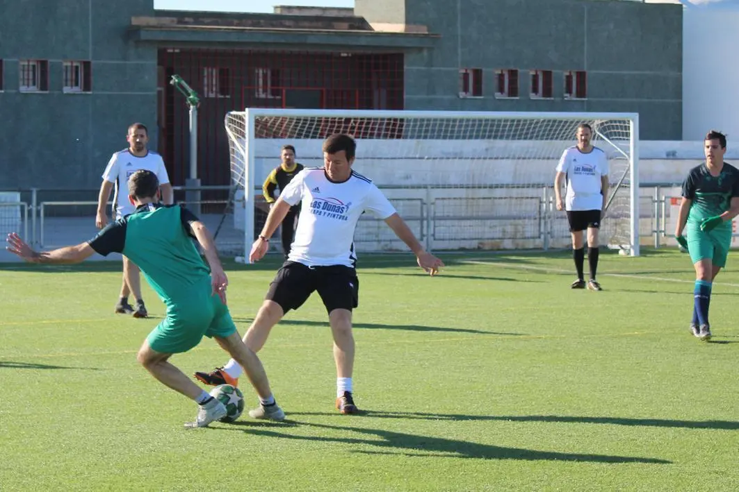 Moli, de Taller Las Dunas Cholos, presionaa un jugador del Sonikando - Ra&uacute;l J. Bustillos