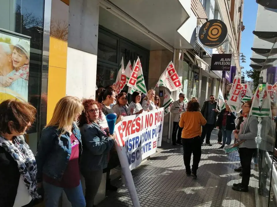 Imagen de la concentraci&oacute;n de las trabajadoras a las puertas de la Agencia Tributaria de M&aacute;laga.  - olmedilla