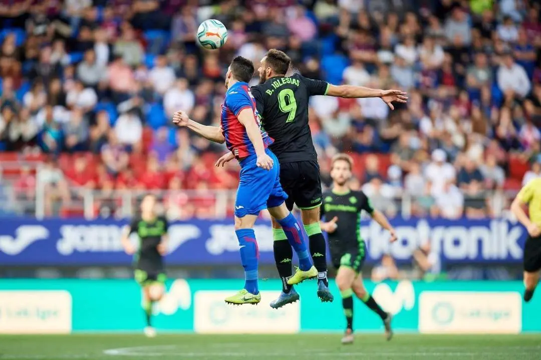 El delantero del Real Betis, Borja Iglesias, pelea por un bal&oacute;n a&eacute;reo. - efe