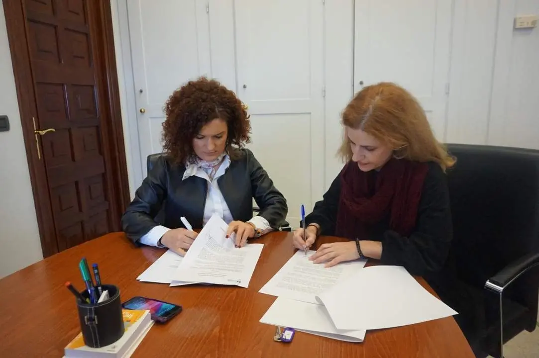 Mar&iacute;a Eugenia Lim&oacute;n firma la entrega de llaves a una nueva empresa al Vivero de Empresas de la Diputaci&oacute;n. - VH