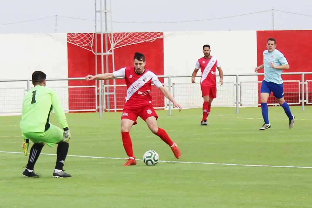 Momento en el que Juanito dribla al portero visitante y logra el 1-0 - Ra&uacute;l J. Bustillos