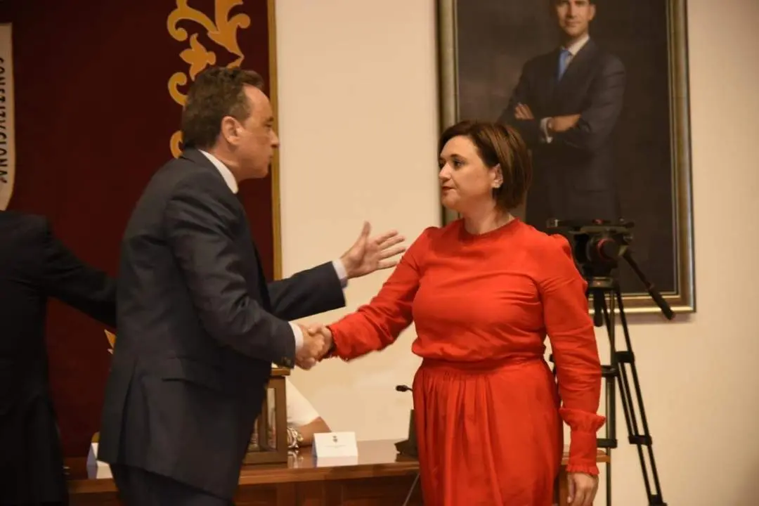 Ortiz saluda a la candidata del PP, Margarita del Cid Mu&ntilde;oz. - ROHU