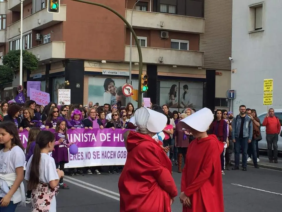 Ambiente festivo y reivindicativo en la manifestaci&oacute;n del 8M en Huelva
