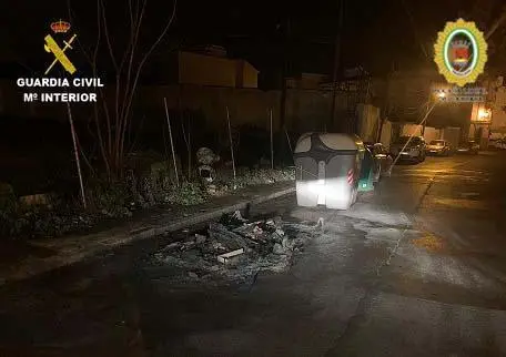 Contenedores quemados en Cartaya. - VH