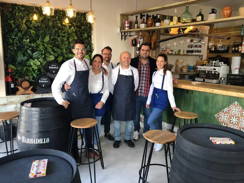 Un equipo de profesionales, capitaneado por Joaqu&iacute;n G&oacute;mez, le atender&aacute;n en el Bodeg&oacute;n del Mar, en Avenida del Mar n&uacute;mero 27. - A.I.