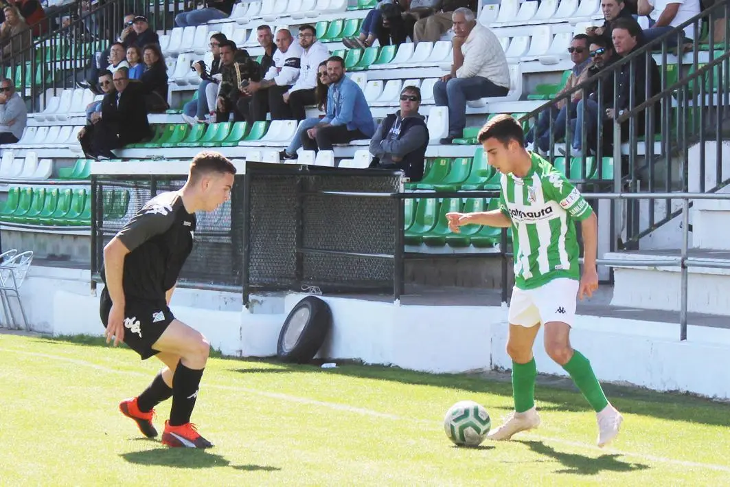 Un ataque del equipo juvenil A del Atl&eacute;tico Sanluque&ntilde;o por la izquierda - Ra&uacute;l J. Bustillos
