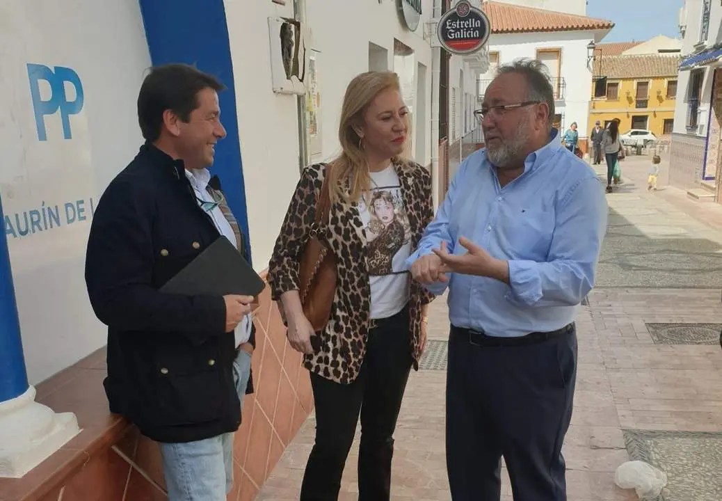 Carolina Espa&ntilde;a, diputada por el PP de M&aacute;laga, y el alcalde de Alhaur&iacute;n de la Torre, Joaqu&iacute;n Villanova (d). - vm